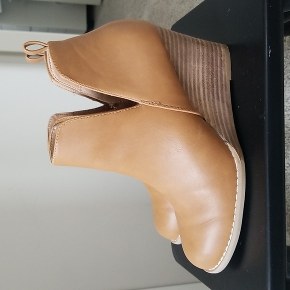 Cut-out wedge ankle boot. - Picture 2 of 6